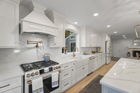 49 Riverside Drive Branford CT 06405