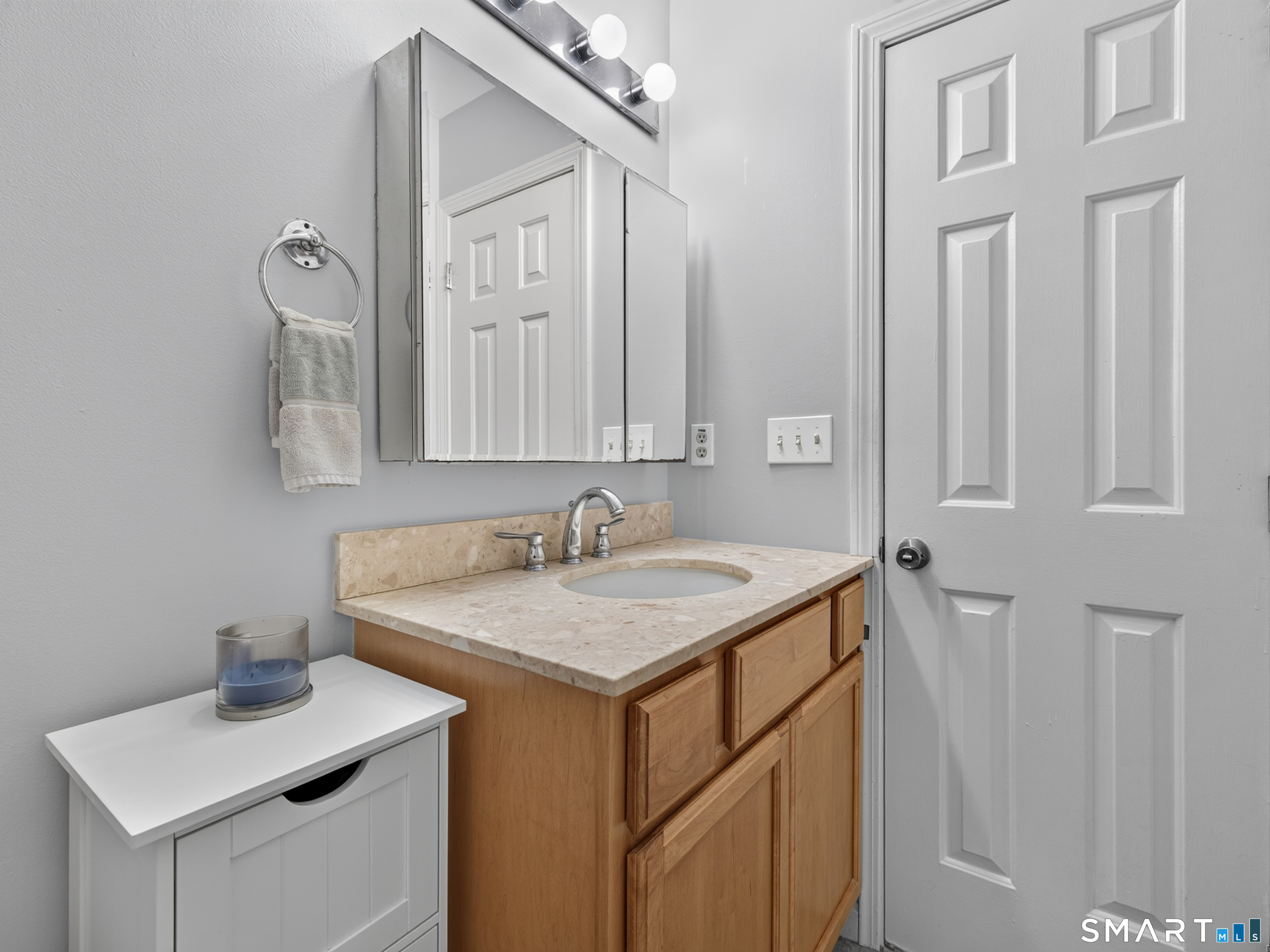 25 Penny Lane New London CT 06320