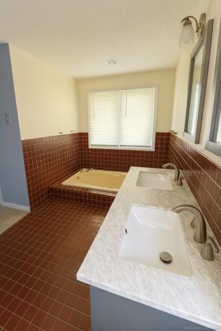 1 Deanne Lynn Circle Windsor CT 06095