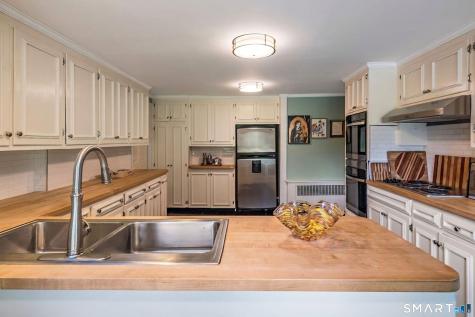 21 River Road Essex CT 06426