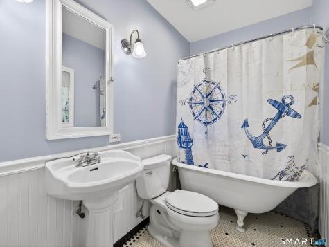 18 Noble Avenue Groton CT 06340