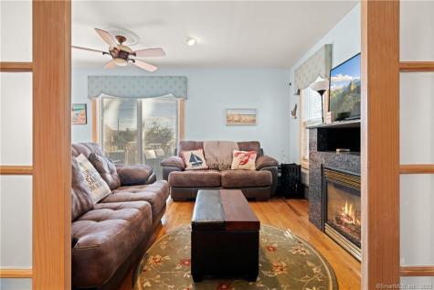 34 Glenwood Avenue New London CT 06320