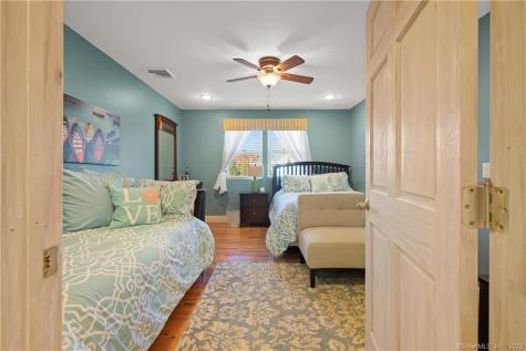 34 Glenwood Avenue New London CT 06320