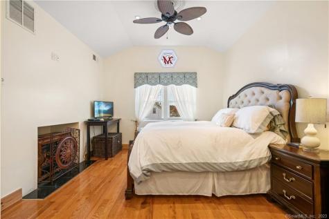 34 Glenwood Avenue New London CT 06320
