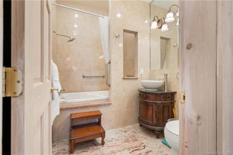 34 Glenwood Avenue New London CT 06320