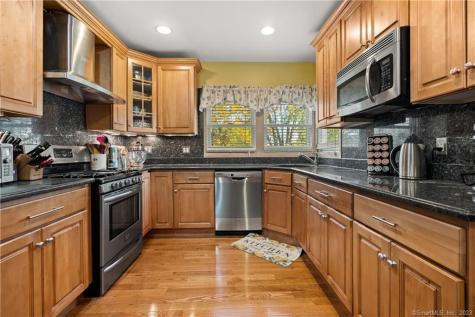 34 Glenwood Avenue New London CT 06320