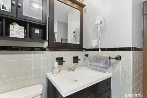 8 James Street Windsor Locks CT 06096