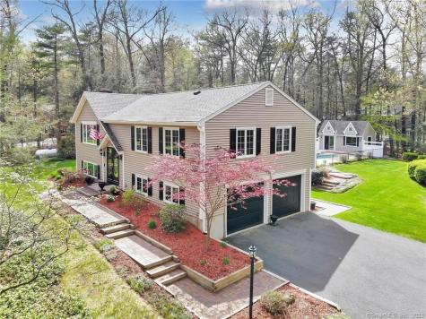 17 Horseshoe Drive East Granby CT 06026