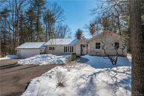 93 Reverknolls Avon CT 06001