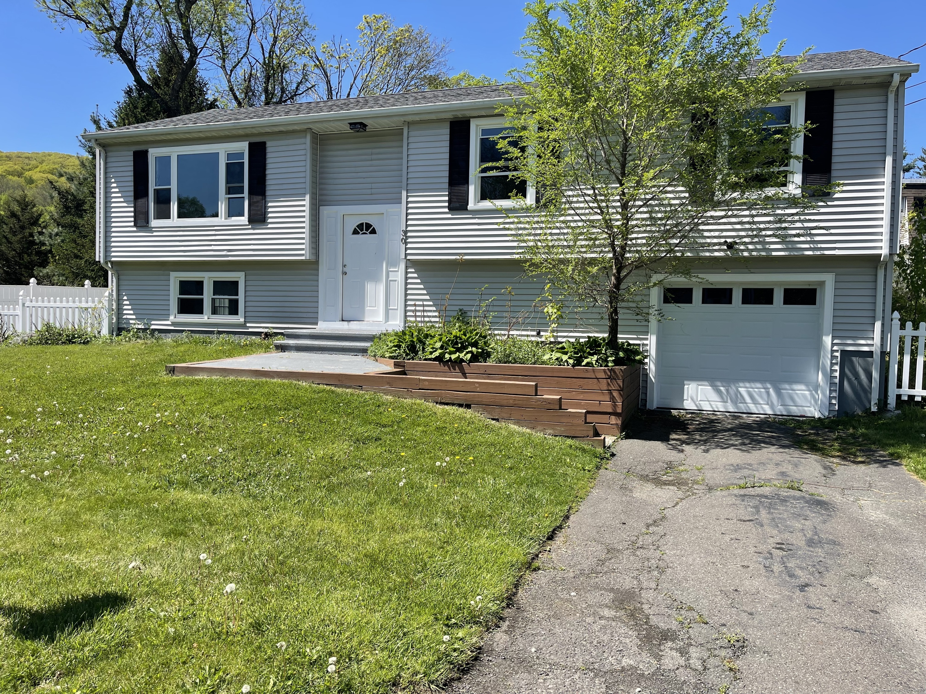 30 Harlow Court Naugatuck CT 06770