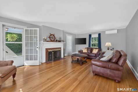 39 Glenwood Avenue New London CT 06320