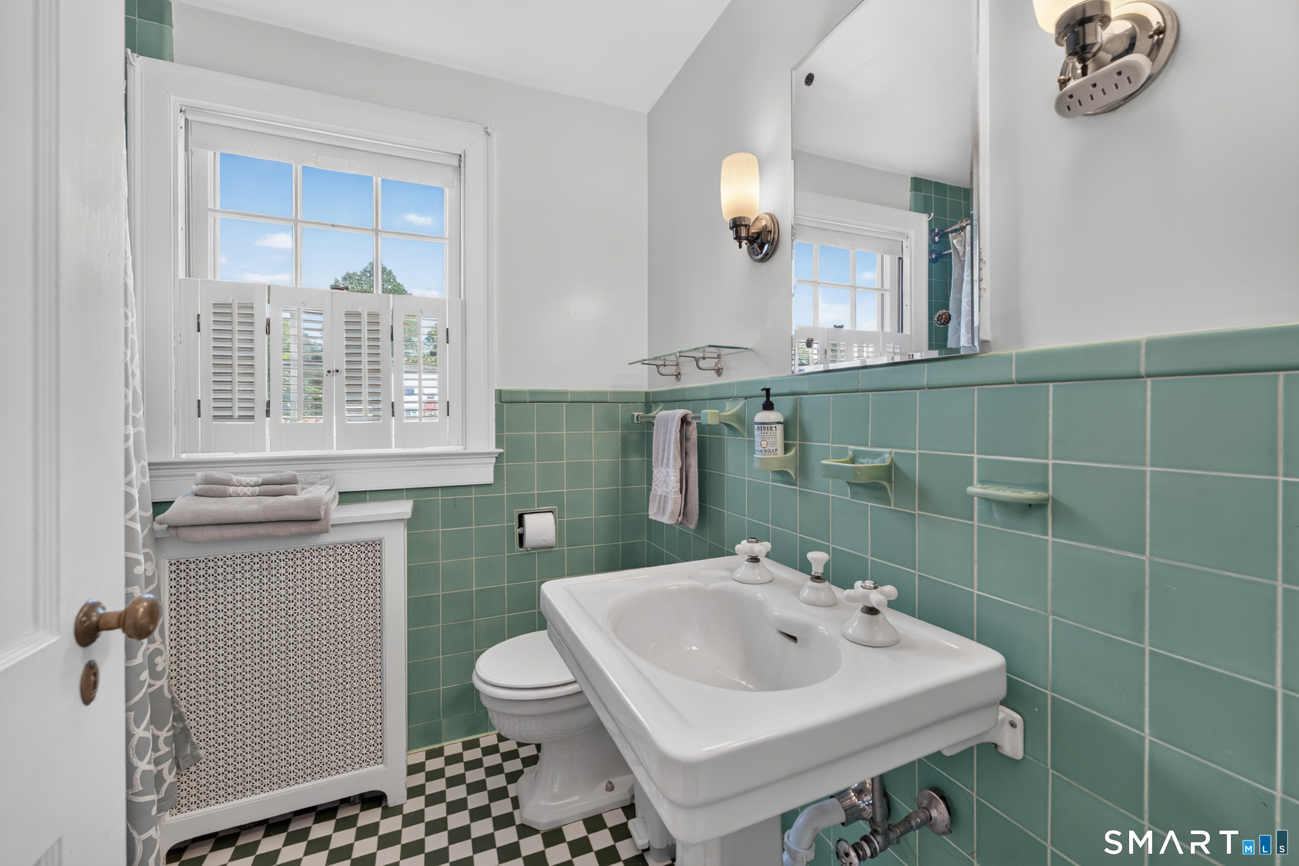39 Glenwood Avenue New London CT 06320