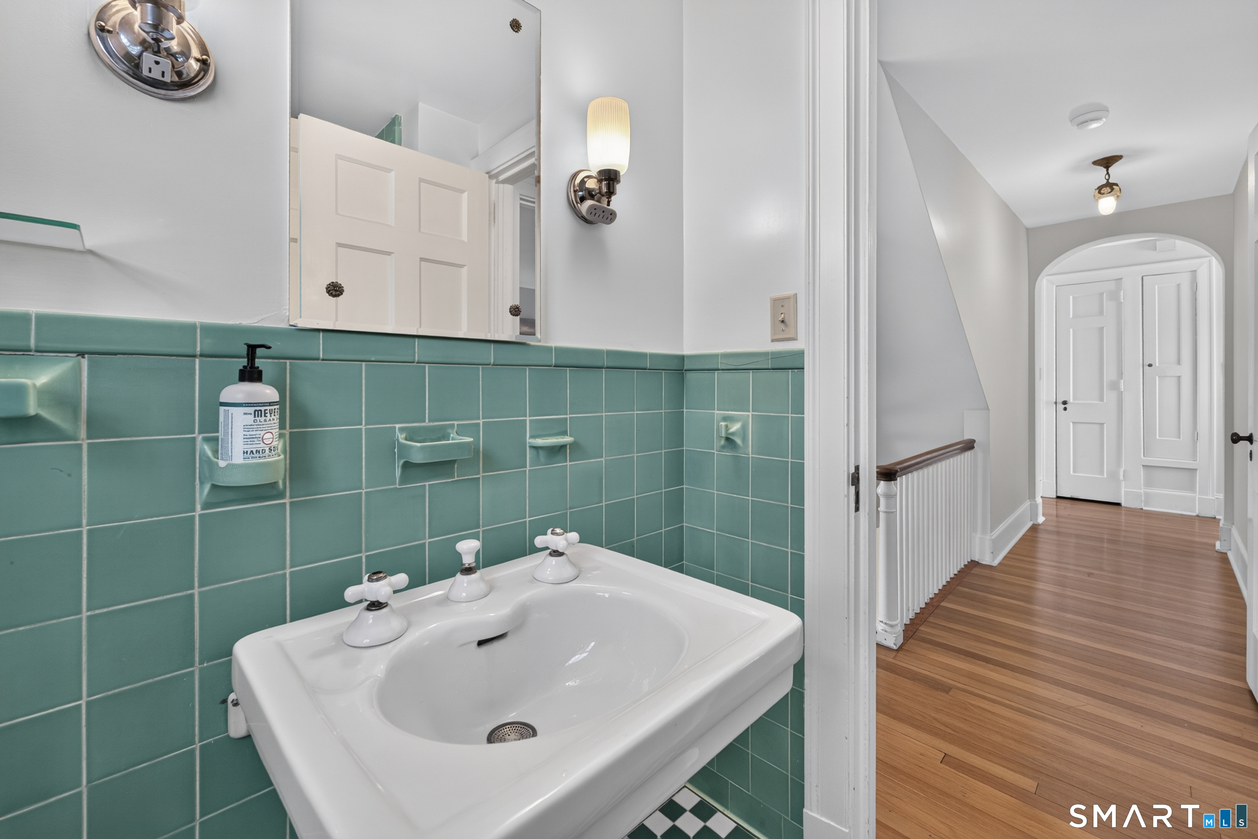 39 Glenwood Avenue New London CT 06320