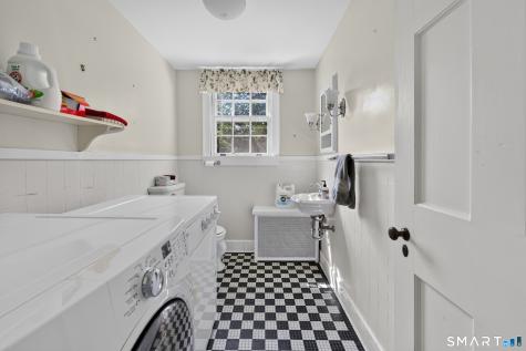 39 Glenwood Avenue New London CT 06320