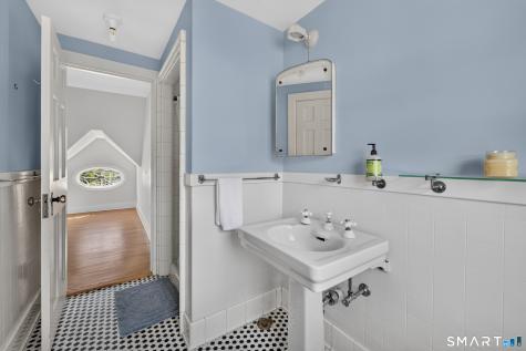 39 Glenwood Avenue New London CT 06320