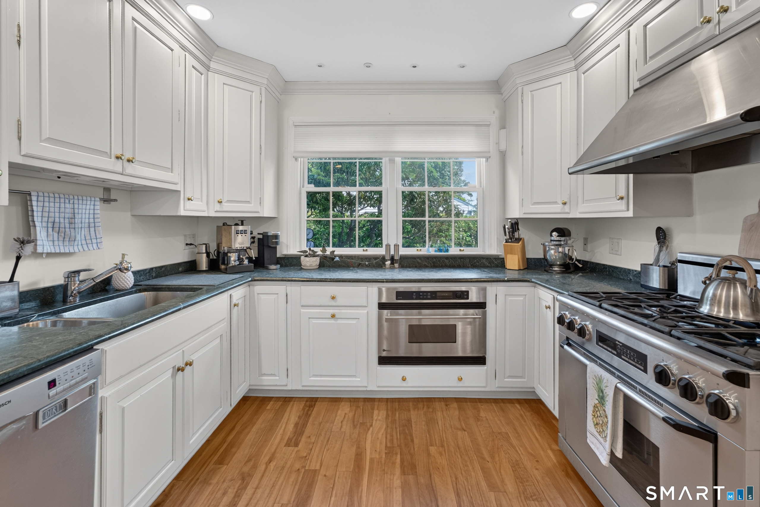 39 Glenwood Avenue New London CT 06320