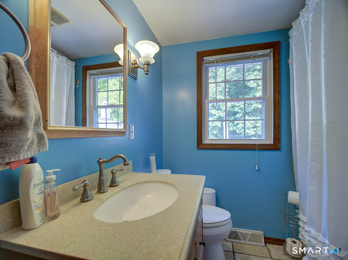 34 Roberta Road North Haven CT 06473
