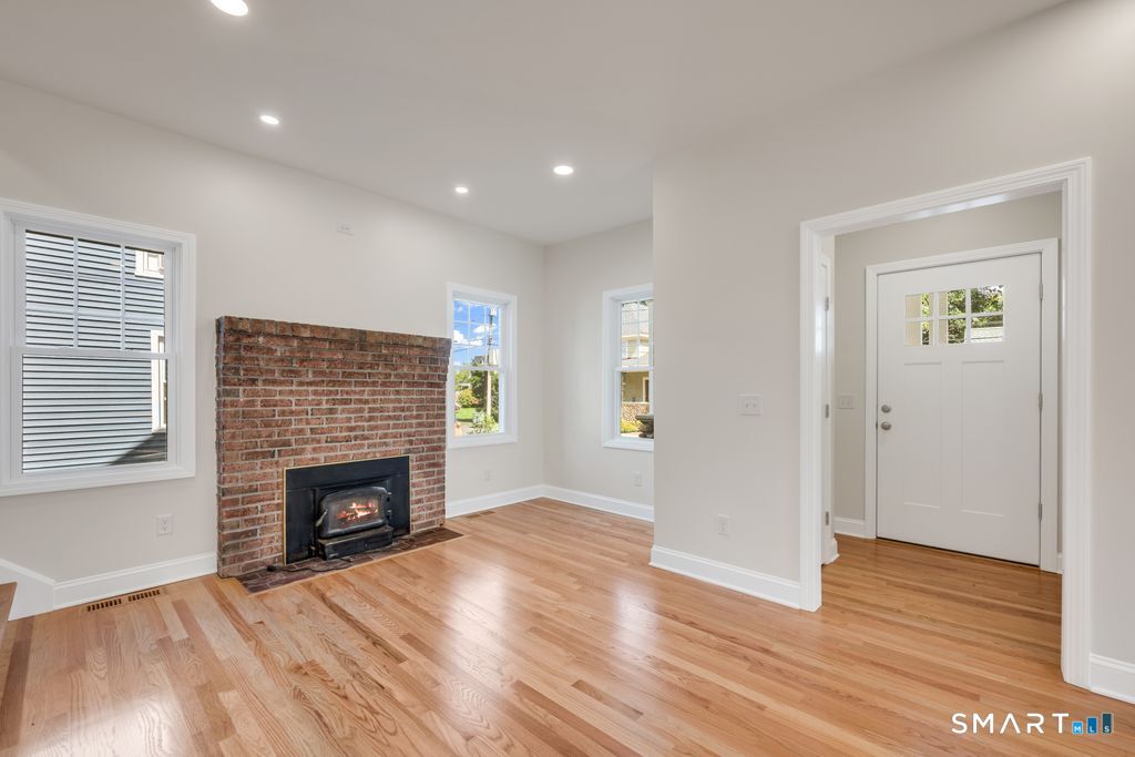 11 Strong Court Plainville CT 06062