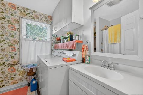 30 Midway Oval Groton CT 06340