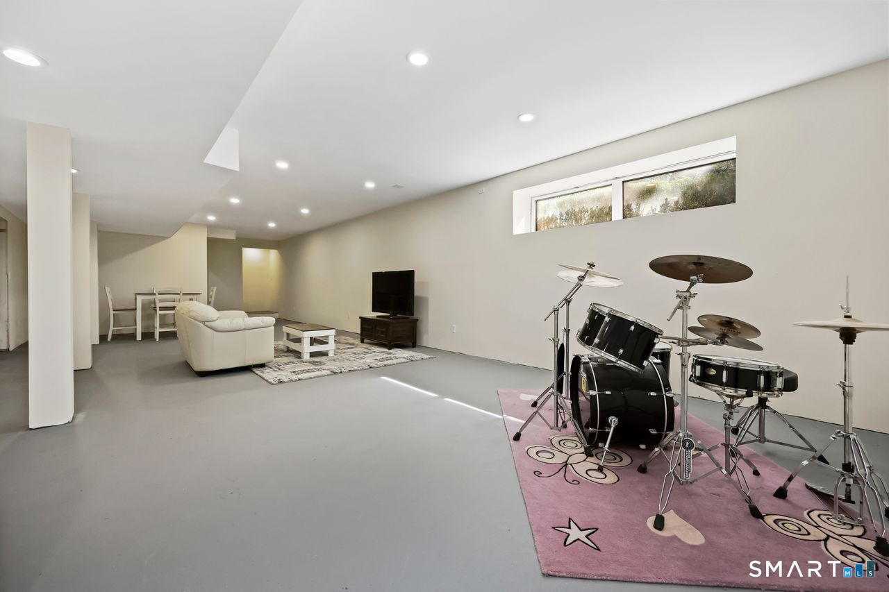 28 Strawberry Lane Shelton CT 06484