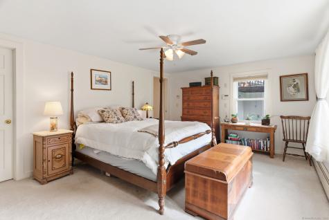 18 Little Point Street Essex CT 06426