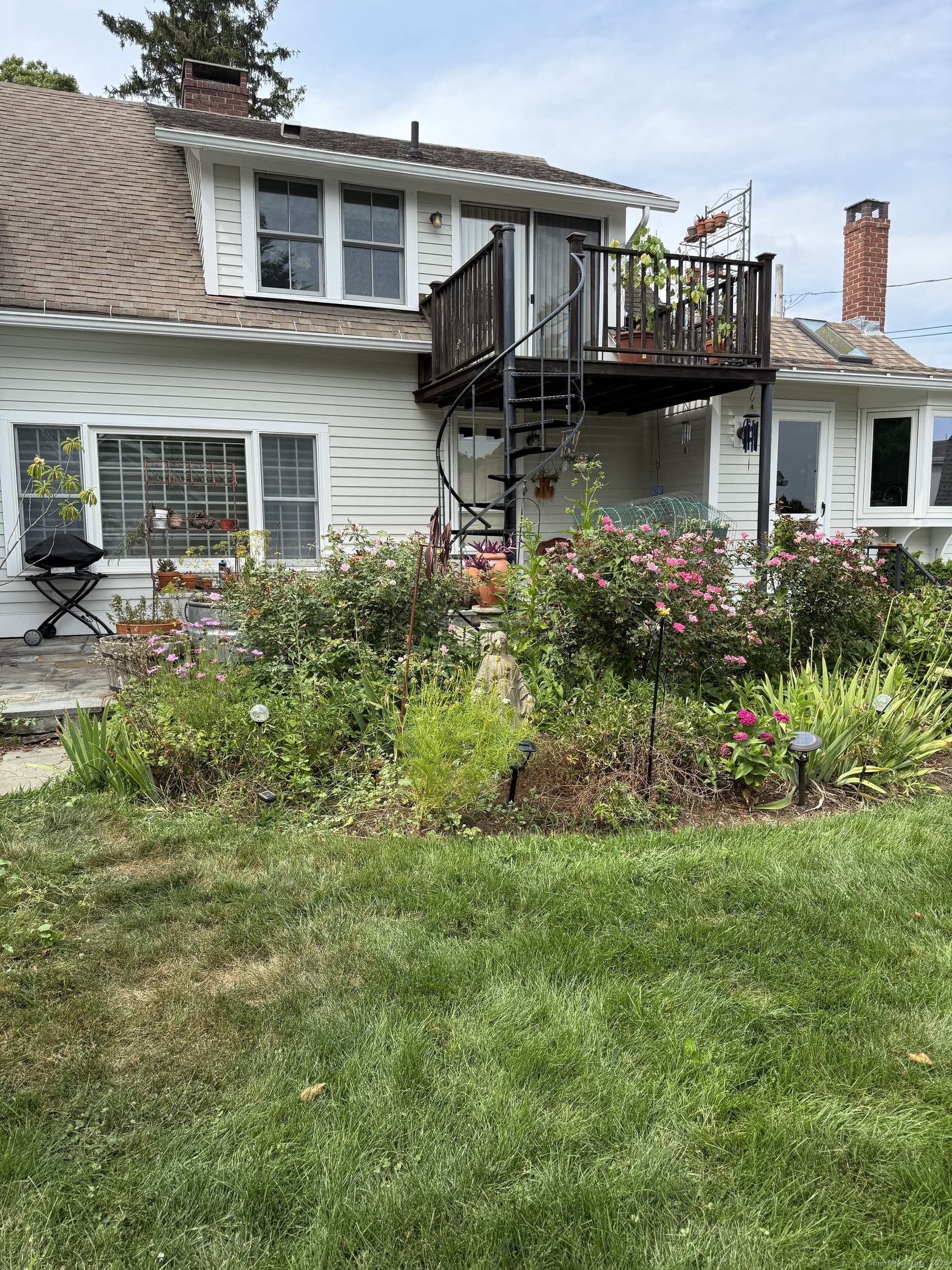 18 Little Point Street Essex CT 06426