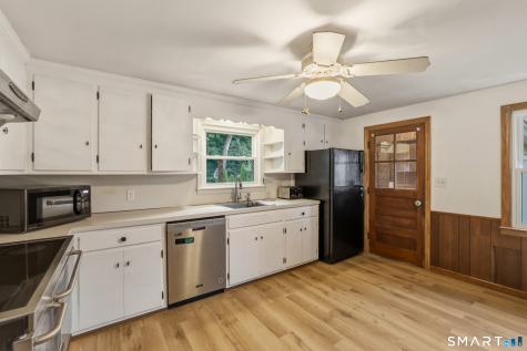 18 Leslie Court Bristol CT 06010
