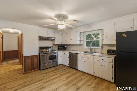18 Leslie Court Bristol CT 06010