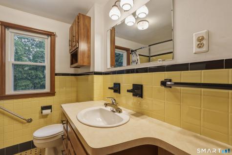 18 Leslie Court Bristol CT 06010