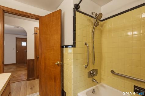 18 Leslie Court Bristol CT 06010
