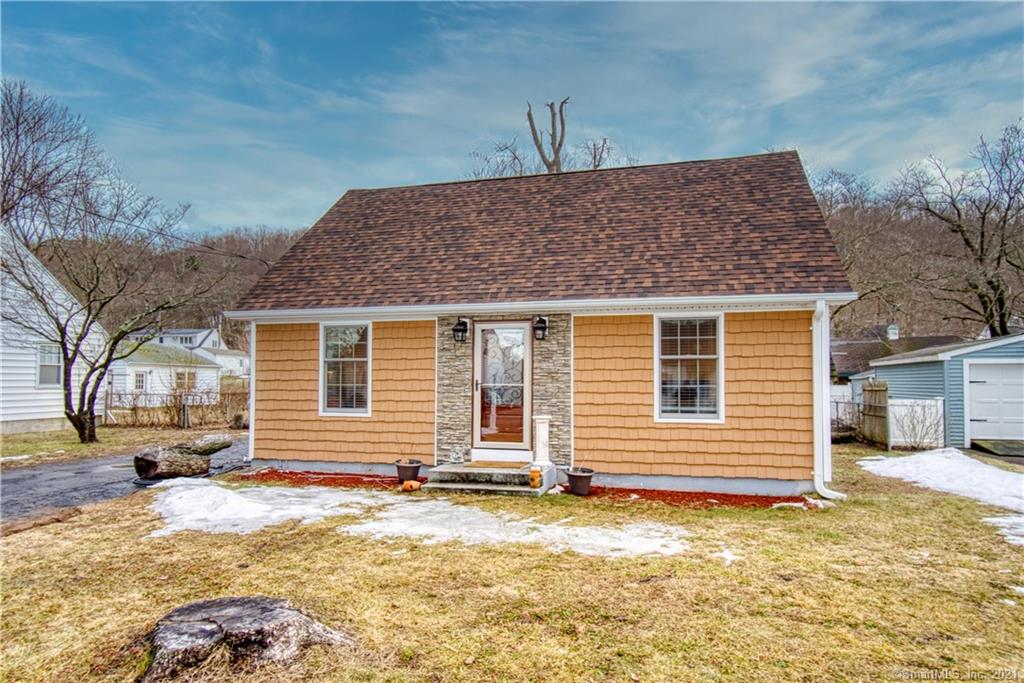 8 Manor Road East Haven CT 06512