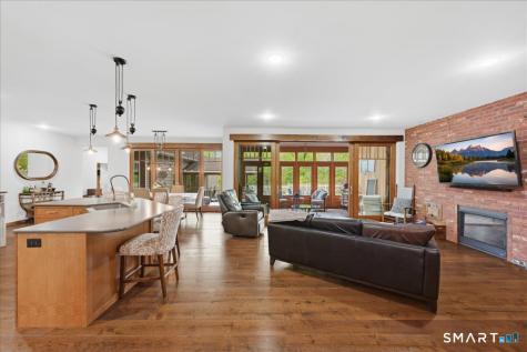 17 Decubellis Court Putnam CT 06260