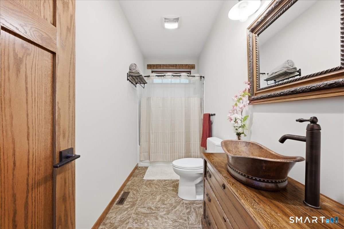 17 Decubellis Court Putnam CT 06260