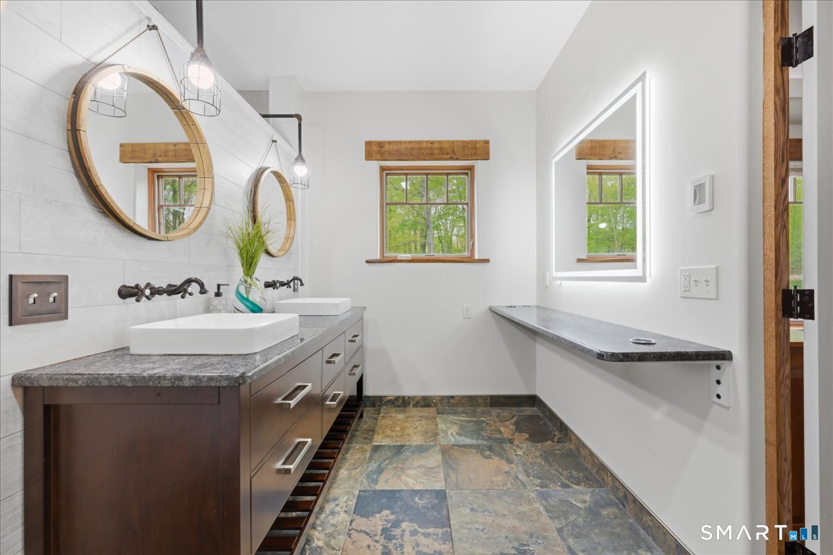 17 Decubellis Court Putnam CT 06260