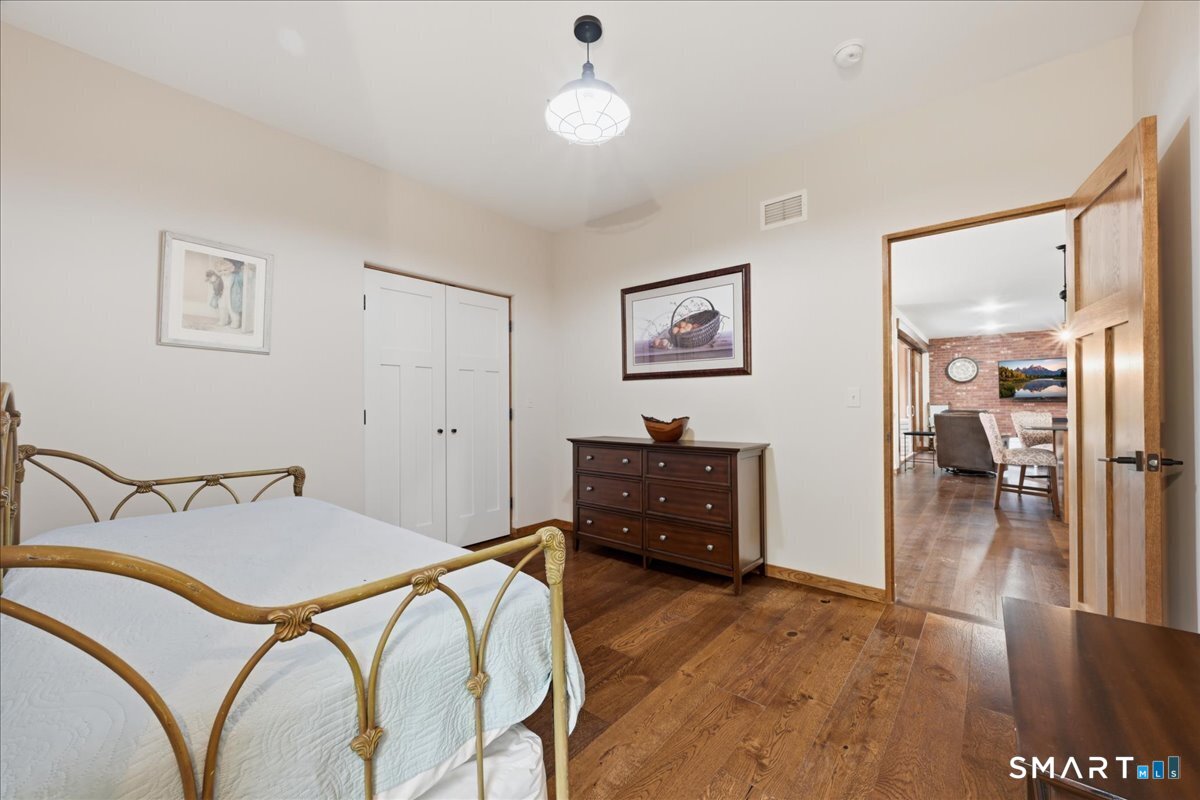 17 Decubellis Court Putnam CT 06260