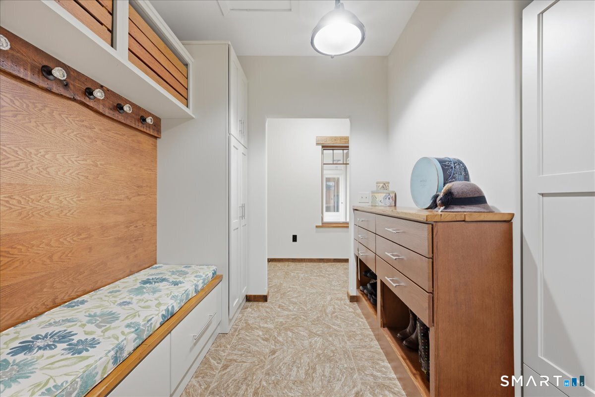 17 Decubellis Court Putnam CT 06260