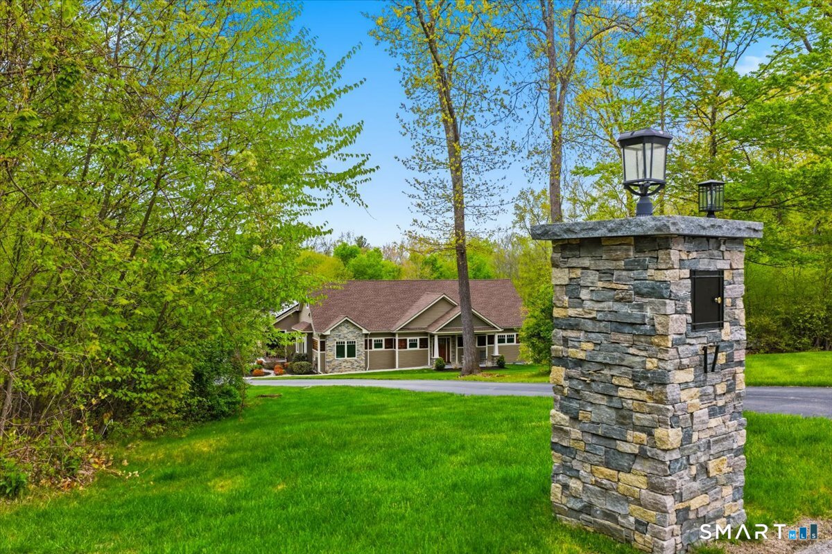 17 Decubellis Court Putnam CT 06260