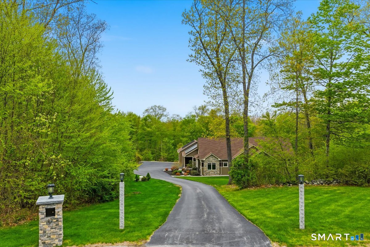 17 Decubellis Court Putnam CT 06260