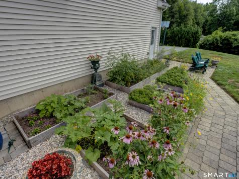 75 Warren Glen Burlington CT 06013