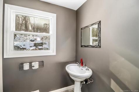 17 Serenity Lane Newtown CT 06482