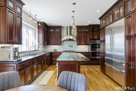 76 Lofgren Road Avon CT 06001