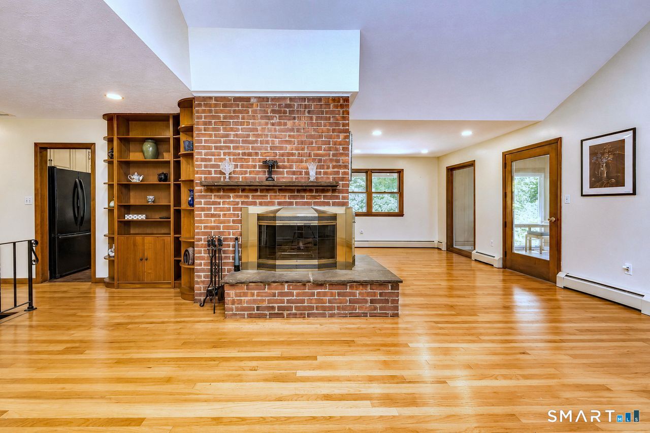 32 Hallsey Lane Woodbridge CT 06525