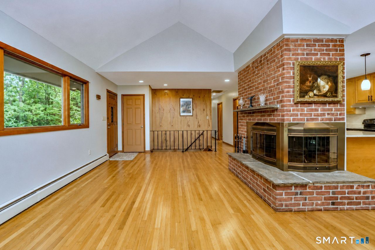 32 Hallsey Lane Woodbridge CT 06525