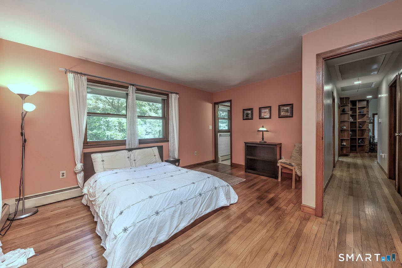 32 Hallsey Lane Woodbridge CT 06525