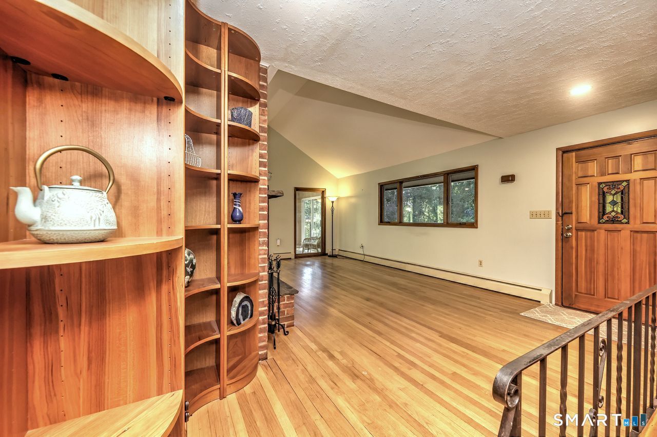 32 Hallsey Lane Woodbridge CT 06525