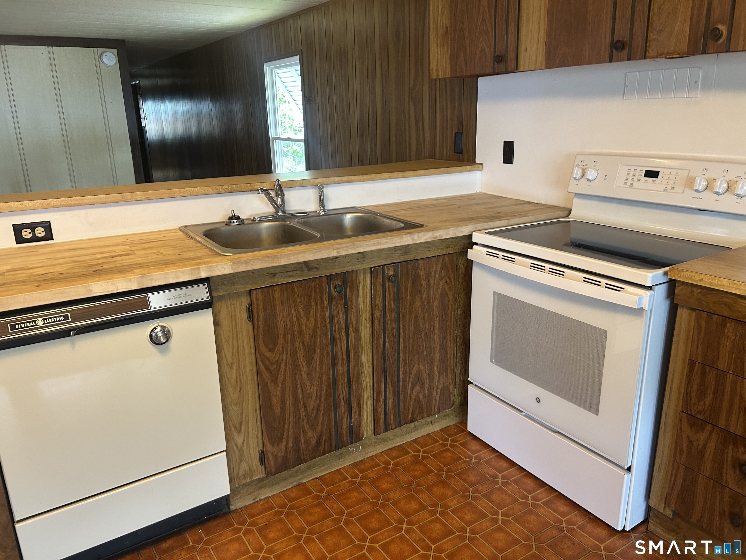 28 Cheyenne Road East Hartford CT 06118