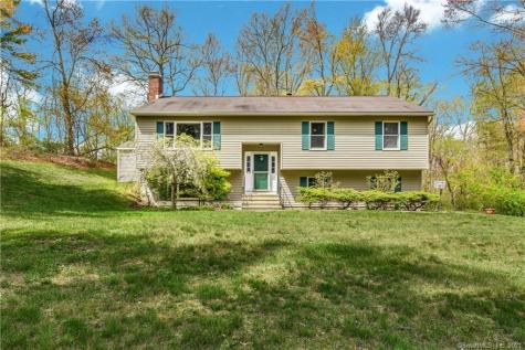 24 Turkey Hill Road Newtown CT 06470