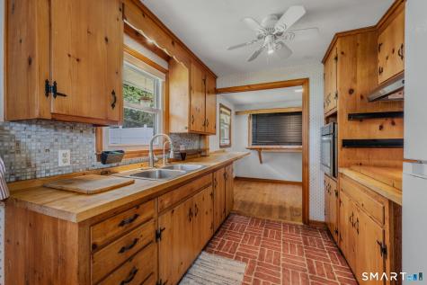20 Sander Street New London CT 06320