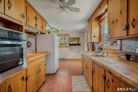 20 Sander Street New London CT 06320