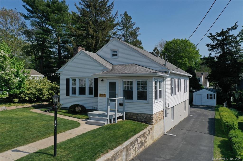 252 Gardner Avenue New London CT 06320